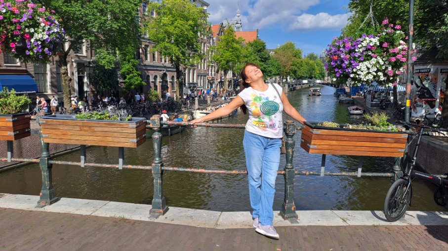 Amsterdam, mostić, kanal i cveće